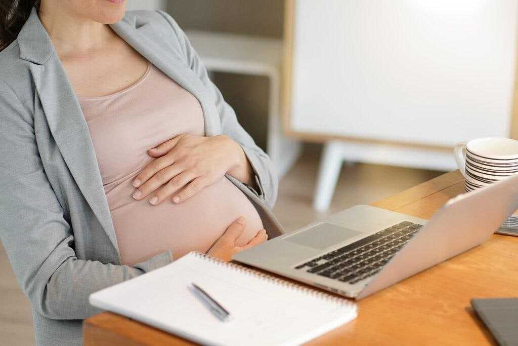 Права и обязанности беременной женщины на работе, условия и режим труда