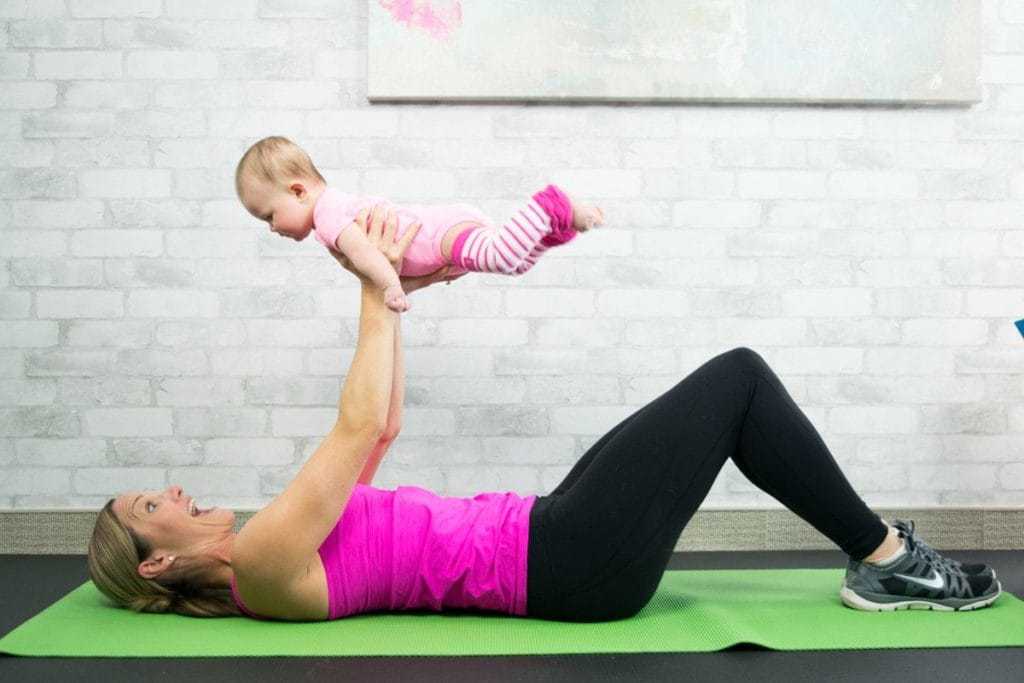 Послеродовой фитнес: простые упражнения в первый месяц после родов