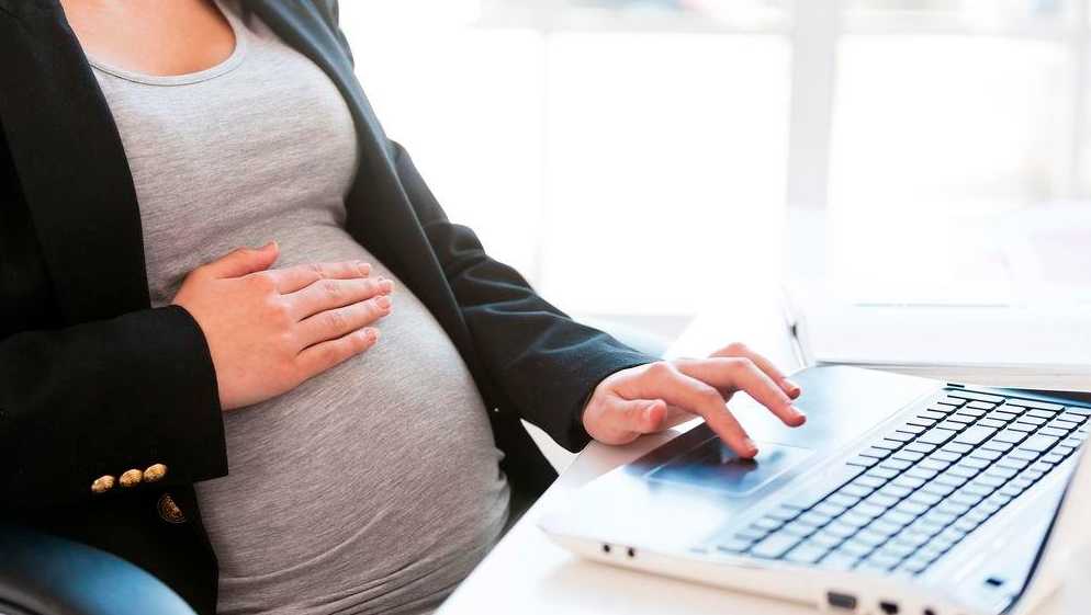 Легкий труд: когда работодатель может не переводить беременную сотрудницу?
