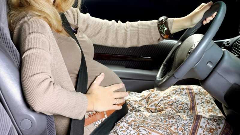 Беременная за рулем: правила вождения беременной, возможные риски