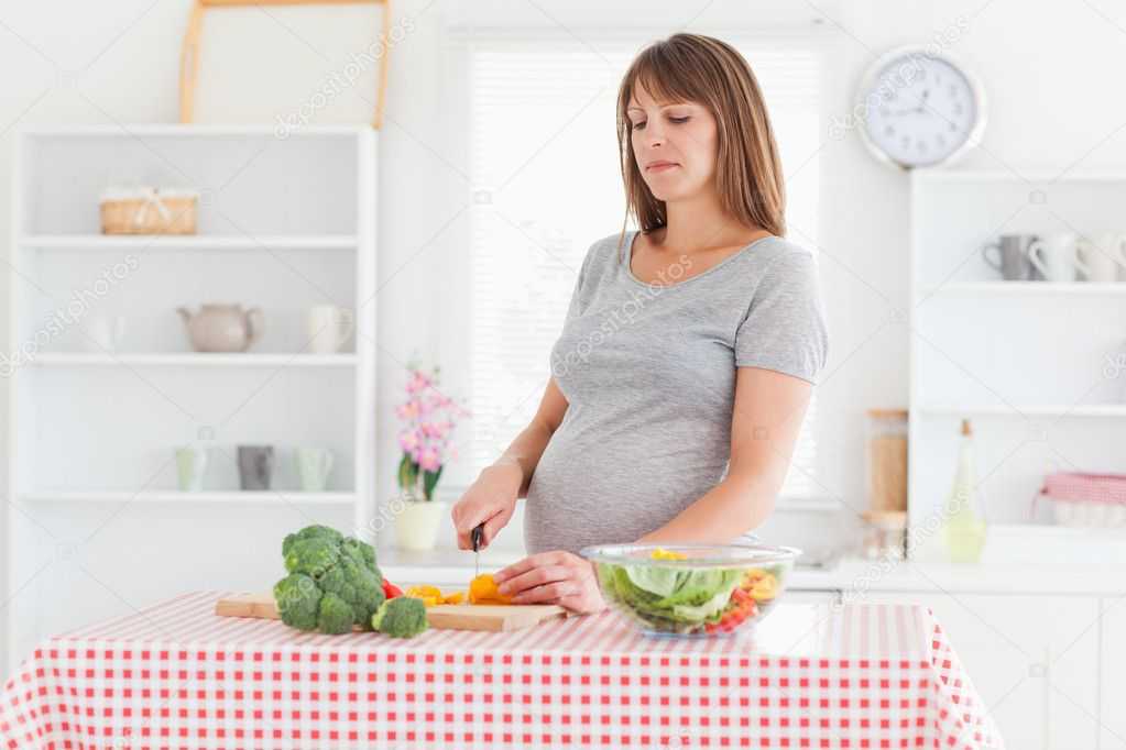 Чем опасны запоры при беременности и что делать?