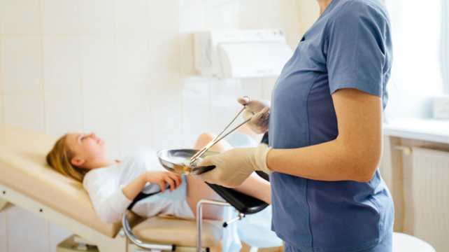 Когда идти к гинекологу после родов, и зачем нужно плановое посещение и осмотр у врача?