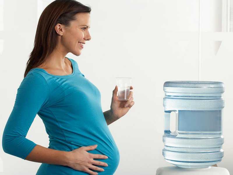 Вода во время беременности: какую можно пить, сколько, особенности на разных сроках
