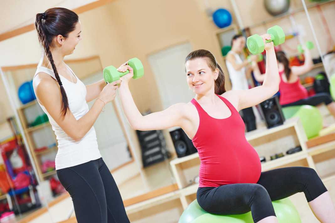 Фитнес для беременных: 8 упражнений для дома и зала
