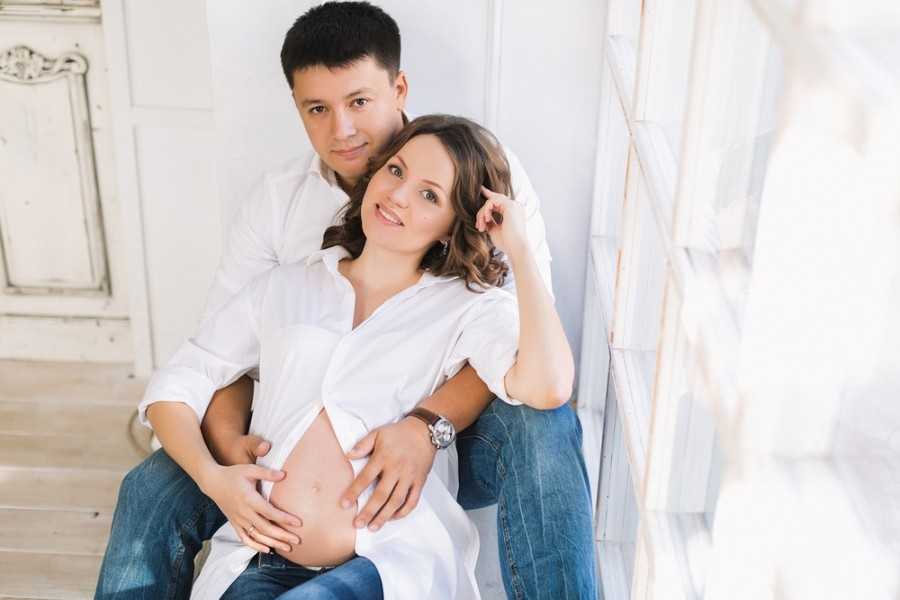 Фотосессия беременных с мужем – в студии, дома, новогодняя, идеи, зимняя, образы